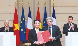 Tập đoàn T&T và Tập đoàn Bouygues của Pháp ký kết biên bản ghi nhớ hợp tác về Dự án Ðường sắt đô thị số 3 dưới sự chứng kiến của Tổng Bí thư Nguyễn Phú Trọng và Tổng thống Cộng hòa Pháp Emmanuel Macron tại cung điện Elysees.