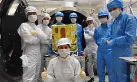 Các kỹ sư Việt Nam thử nghiệm vệ tinh Micro Dragon tại Nhật Bản. Ảnh: VNSC