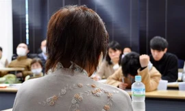 Trước các sinh viên tại Sendai, bà Junko Iizuka kể chuyện mình bị triệt sản năm 16 tuổi vì bị nghi có khuyết tật về thần kinh. Ảnh: Guardian.