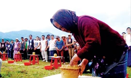 Nghệ nhân phô diễn kỹ năng làm gốm.