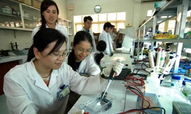 Sinh viên khoa học tự nhiên trong phòng thí nghiệm. Ảnh: Hồng Vĩnh.