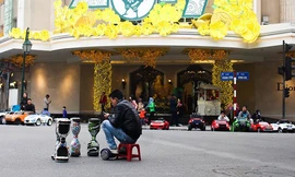 Dịch vụ 'chui' bùng phát trên phố đi bộ ở Hà Nội