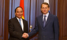 Chủ tịch Duma Quốc gia Nga Sergey Naryshkin đón Thủ tướng Nguyễn Xuân Phúc. Ảnh: TTXVN