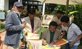 Họa sĩ Bùi Tiến Tuấn ký sách Hơi thở nhẹ.