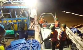 Lực lượng BĐBP Quảng Bình giúp dân chống lũ. Ảnh: Dân Trí