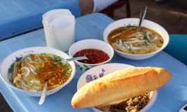 Tô bánh canh ngọt lành từ bột gạo, cá ngừ gắn với bao lớp người đi biển. Ảnh: Giang Thanh