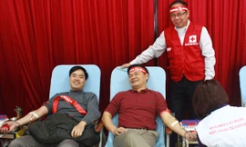 Ông Bạch Ngọc Chiến, Phó Chủ tịch UBND tỉnh Nam Định (phải), tham gia hiến máu sáng 15/1