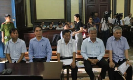 Các bị cáo tại tòa. Ảnh: Tân Châu.