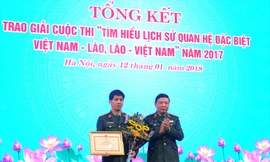 Trung tướng Lê Hiền Văn trao thưởng tác giả đạt giải Nhất. Ảnh: Xuân Tùng.