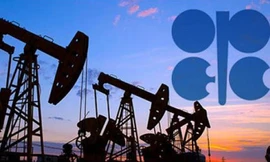 Dù không phải thành viên OPEC, Nga cũng bắt tay với tổ chức này để giảm sản lượng dầu mỏ lần đầu tiên trong 15 năm qua. Ảnh: PressTV