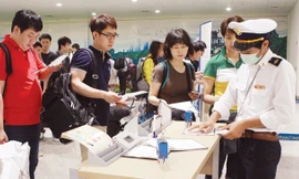 Hành khách Hàn Quốc nhập cảnh Việt Nam tối 3/6 điền tờ khai y tế. Ảnh: Ngọc Châu