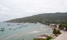 Hòn Sơn có những bãi biển dài tuyệt đẹp​. Ảnh: Nhật Huy.