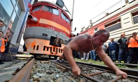 Võ sỹ kéo đoàn tàu nặng 512 tấn