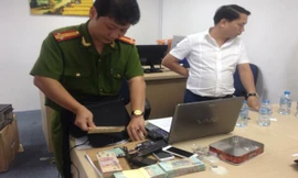 Công an khám xét, thu giữ nhiều tài liệu có liên quan tại trụ sở công ty này. Ảnh: CA cung cấp