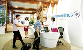 Khu vực lễ tân với hình ảnh hoa sen đặc trưng của Vietnam Airlines. Ảnh: Hồng Vĩnh