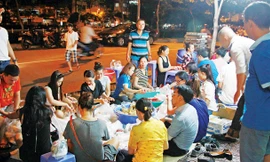 Những tấm lòng hảo tâm đang chung tay cho bữa cơm nhân ái. Ảnh: Ngô Tùng