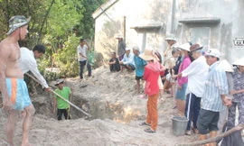 Người dân thôn Bình Túy đào bới, khai quật dấu vết địa đạo