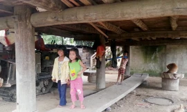 Không còn được xem là vật linh thiêng, ghế Kpan hư hỏng vứt dưới nhà sàn, là nơi vui chơi của trẻ con .