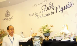 Ông Lý Ngọc Minh giới thiệu về những sản phẩm sứ trang trí và đồ trang sức bằng sứ.