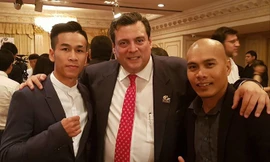 Trần Văn Thảo (ngoài cùng bên trái) đứng cạnh chủ tịch WBC Mauricio Sulaiman.