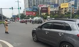 Bi hài xử lý xe biển trắng gắn phù hiệu Bộ Công an