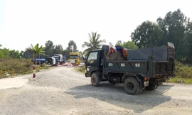 Xe tải chở rác thải bị chặn tại barie dẫn vào mỏ đá.