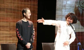 Ngô Hồng Quang mời nghệ sĩ Trung Bảo biểu diễn beatbox cùng đàn nhị, chiêng dây và đàn tính…