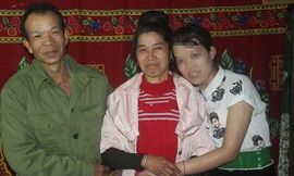 Trong trang phục của thiếu nữ người dân tộc Thái, cả nhà N. hạnh phúc đoàn tụ.