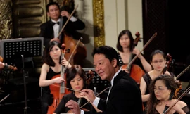 Lê Phi Phi biểu diễn cùng Dàn nhạc Giao hưởng Việt Nam tại Nhà hát Lớn