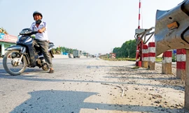 Dân đã đóng quỹ bảo trì qua đầu phương tiện nhưng QL 1A vẫn nhiều rác thải, đất đá. Ảnh: Sỹ Lực