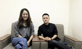 Trịnh Thu Giang (bìa trái) và Nguyễn Bằng Giang, hai thành viên dự án. Ảnh: Lan Hương.
