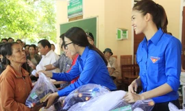 Hoa hậu Việt Nam 2016 Đỗ Mỹ Linh, Á hậu 1 Ngô Thanh Thanh Tú trao quà cho người dân xã Đức Hóa