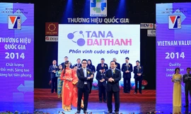 Ông Nguyễn Duy Chính - Tổng giám đốc Tập đoàn Tân Á Đại Thành nhận Thương hiệu Quốc gia 2014.