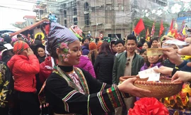 Những hình ảnh phản cảm trong Lễ hội Kỳ Cùng- Tả Phủ xuân 2017. Ảnh: Duy Chiến.