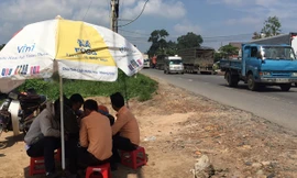 Nhân viên tư vấn bán đất nền bên lề đường. Anh: Đ.D