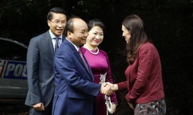 Thủ tướng New Zealand Jacinda Andern chào đón Thủ tướng Nguyễn Xuân Phúc và phu nhân trưa 13/3 (giờ địa phương). Ảnh: TTXVN.