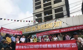 Người dân căng băng rôn phản đối chủ đầu tư Bright City.