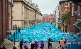 Những người mẫu nằm trên đường phố.