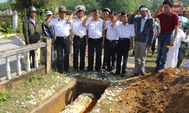 Anh em đồng đội giơ tay chào theo điều lệnh lần cuối tiễn Dũng Gạc Ma. Ảnh: Nguyễn Thành