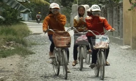 Học sinh phải bịt mũi đi học. Ảnh: Hòa Hội