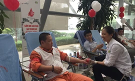 Các cán bộ EVN tham gia hiến máu nhân đạo trong Tuần lễ hồng EVN lần thứ II