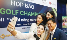 Các hoa hậu, á hậu Việt Nam hào hứng chụp ảnh cùng đại sứ của giải, cựu danh thủ Nguyễn Hồng Sơn. Ảnh: Như Ý.