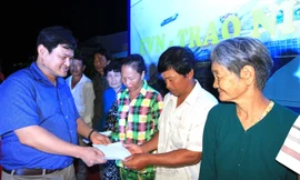 Lãnh đạo Cty Nhiệt điện Duyên Hải tặng quà cho Mẹ Việt Nam anh hùng, gia đình chính sách.