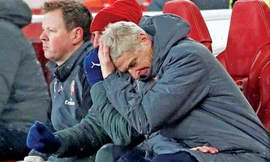 Nỗi thất vọng của HLV Wenger trên băng ghế huấn luyện.