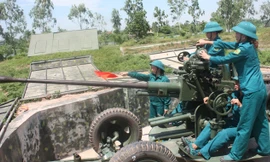 Khẩu đội 1, Đại đội 4 Dân quân gái đang luyện tập.