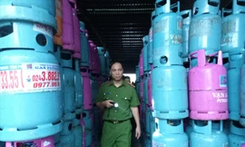 Công an huyện Mỹ Hào, Hưng Yên kiểm tra việc chiếm giữ trái phép vỏ bình gas tại kho hàng Dị Sử, Mỹ Hào. Ảnh: M.Đ.