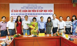 NCS Nguyễn Thị Hà (ôm hoa) đã bảo vệ thành công luận án tiến sỹ với 7/7 thành viên hội đồng nhất trí thông qua. Ảnh: Trang web của Học viện Khoa học Xã hội