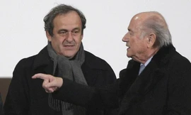 Chủ tịch UEFA Michel Platini (trái) được cho là nhận 1,35 triệu bảng từ FIFA để mở đường giúp ông Blatter tái đắc cử chức chủ tịch FIFA lần thứ tư. Ảnh: AP