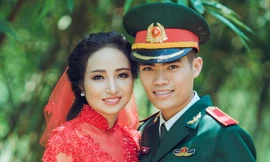 Vợ chồng thượng sĩ Lê Hữu Lực hạnh phúc bên nhau. Ảnh: Đ.H