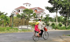 Những mảnh đời lam lũ bên dinh thự nguy nga